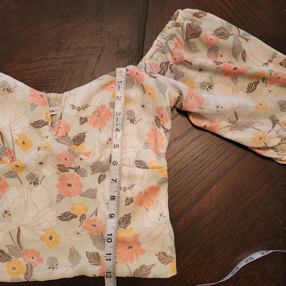 Abercrombie & Fitch Floral Crop Top in Cream and Pink - Picture 13 of 13